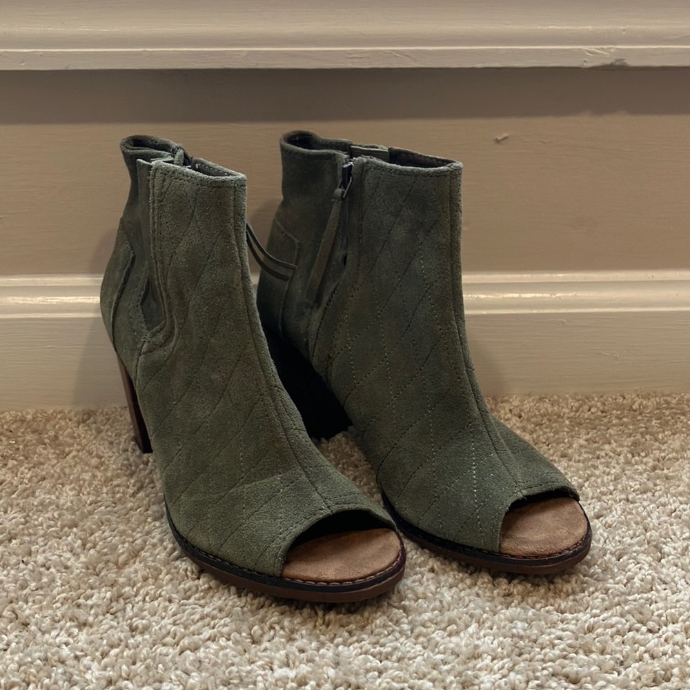EUC Olive green TOMS booties